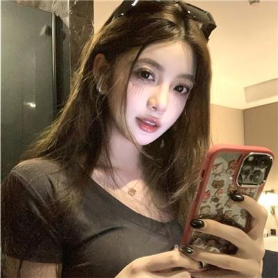 照片里的伴娘
